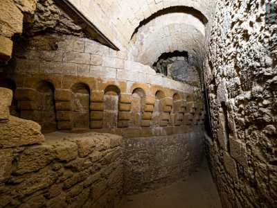 In un angolo notiamo anche la parte interna del torrione di San Lorenzo, ornato da antichi �beccatelli�: modanature ornamentali tipiche di tali costruzioni